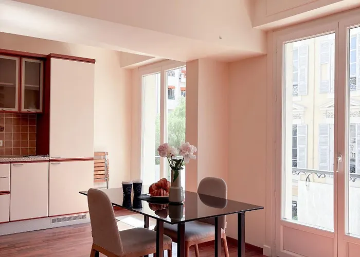 Hyper-centre, Air-conditioned With Balcony شقة نيس