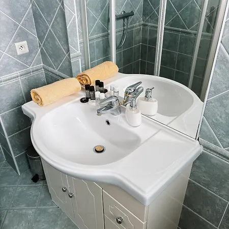 Hyper-centre, Air-conditioned With Balcony Apartament *